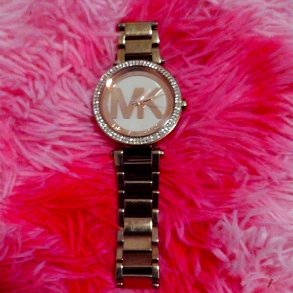 Michael Kors Gold watch Gold MK in the middle of the ⌚ beautiful timepiece - Picture 3 of 4